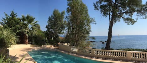 Piscine vue sur mer