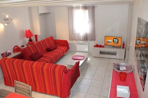 salon avec TV TNT / radio / 2 canapés