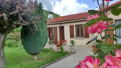 Maison aux  pieds des Pyrénées pour des vacances en famille, au calme.