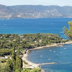 La plage et le ponton du Gaou Bénat