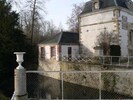 Au bord des douves du Château le pavillon adossé à une tour