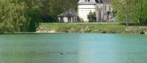 Le lac, en arrière plan le Pavillon du Lac 