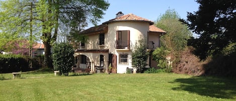 Le Castillo, une maison familiale sur un grand terrain arboré 