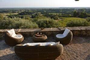 La Peyrière : vue depuis la terrasse devant la maison.