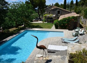 L'art au jardin, piscine et bain de soleil à La Peyrière, Beaumes-de-Venise.