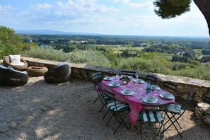 Depuis la maison, une vue spectaculaire jusqu'aux Alpilles et au Luberon.