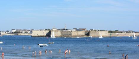 Petite plage de sable blanc familiale avec vue sur la citadelle de Port-Louis