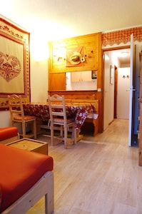 APP 6 PEOPLE, PRIVATE PARKING, 3 BEDROOMS, QUIET