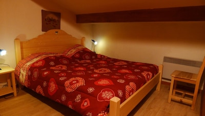 APP 6 PEOPLE, PRIVATE PARKING, 3 BEDROOMS, QUIET