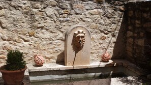 fontaine - bassin de la terrasse extérieure