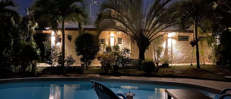 piscine, vue de la terrasse côté propriétaire