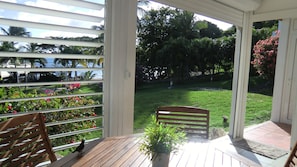 Vue de la terrasse, la plage à 30 mètres!