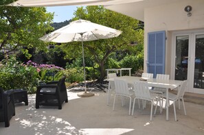 Terrasse devant la cuisine