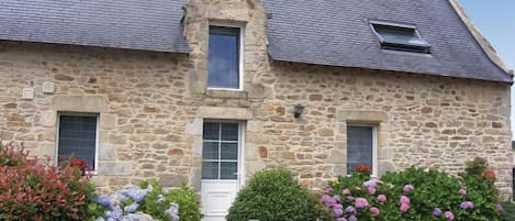 Maison  bretonne "TY AR MEN" donnant sur cour privée.