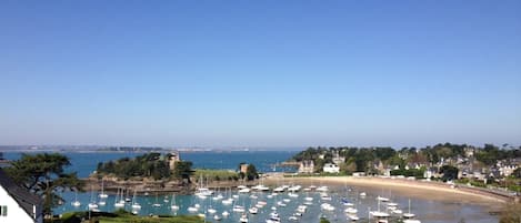 Vue de la maison sur le Nessay et la plage du Bechet
