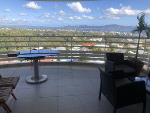 Terrasse avec vue sur la baie de Fort-de-France et les Trois-Ilets