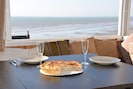Un bon diner, vue sur la mer à marée basse. Le bisteu la spécialité à commander!
