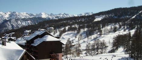 Vue sur le front de neige depuis le balcon