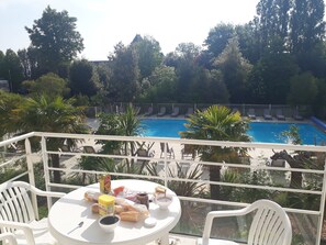 repas sur le balcon de l'appartement