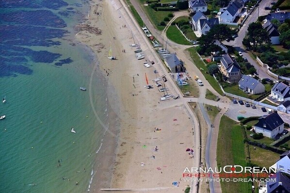 Vue aérienne de la plage et de la maison
