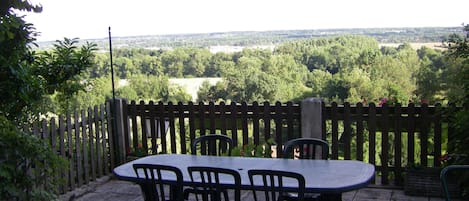 terrasse avec vue sur la vallée de la Loire et château d'Amboise