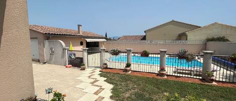 Vue piscine de la terrasse