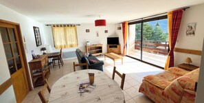 Grand salon séjour avec vue panoramique sur la vallée