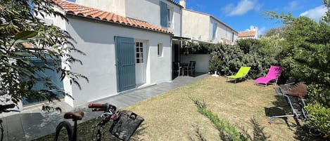 Jardin clôturé derrière la maison