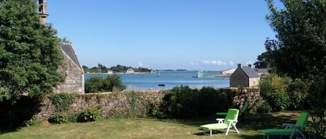 Le vert du jardin se mariant avec le bleu de la mer ...