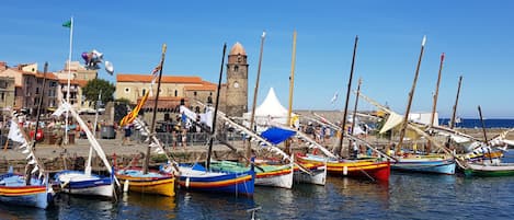 Clocher et port de Collioure. Barques Catalanes.