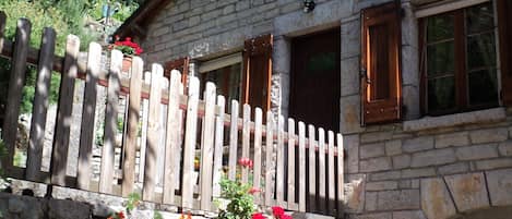 Maison en pierre calcaire typique de la région.