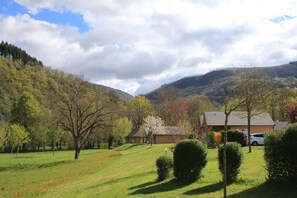 Vue de la plaine et du Lot depuis le chalet