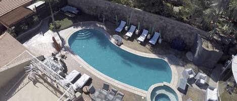 Tres grande piscine (+12m) avec son jacuzzi pour 10 personnes