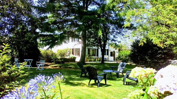 Maison vue du jardin. 