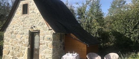 Moulin et sa terrasse.