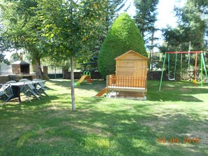 Air de jeux pour les enfants, barbecue, salon de jardin