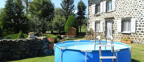 piscine devant le gîte