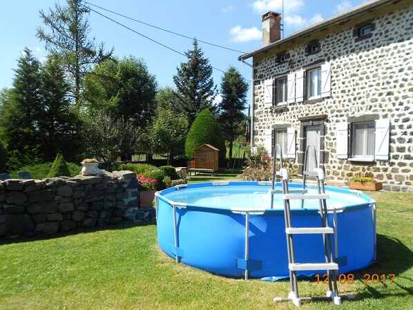 piscine devant le gîte