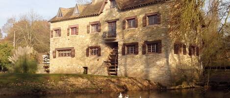 Vue sud ouest . Toutes les chambres ont une vue superbe sur la rivière.