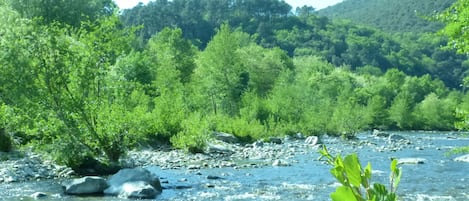 rivière accès direct par le jardin