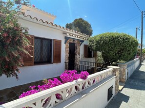 Entrée de la maison à 100 m de la mer