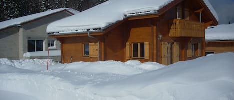 Chalet enneigé vue depuis la route