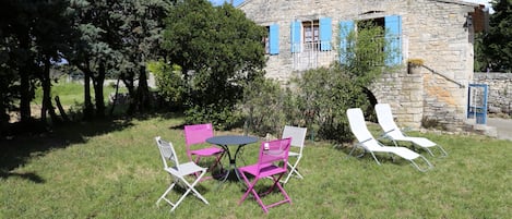 Vue sur la bergerie et une partie du jardin