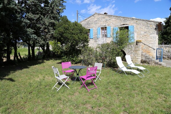 Vue sur la bergerie et une partie du jardin