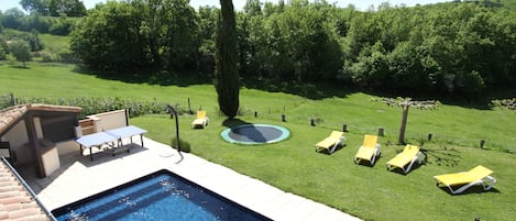 Piscine et trampoline