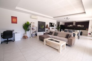 Holiday rental AUREILLE villa to rent living room