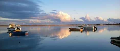 La Ria Formosa qui sépare le village de la mer et des plages.
