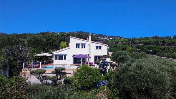 La villa Galetto baignée de soleil du matin au soir, dans  son environnement.