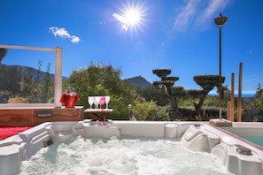 Le jacuzzi six places vous attend pour un moment de détente. 