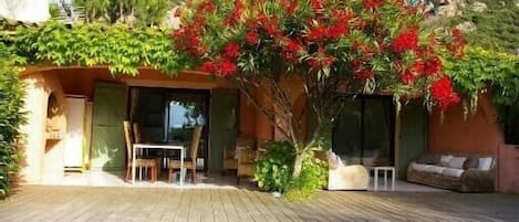 Terrasse vue jardin et mer